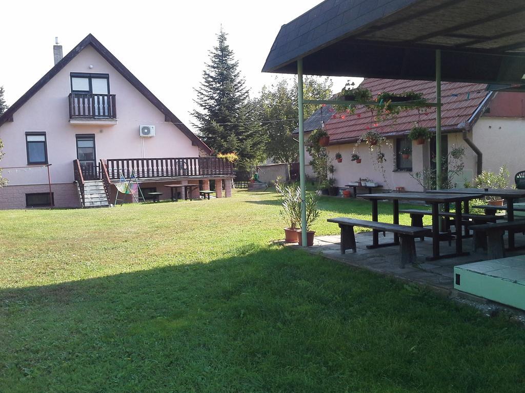Utulny Privat Velky Meder Exterior foto