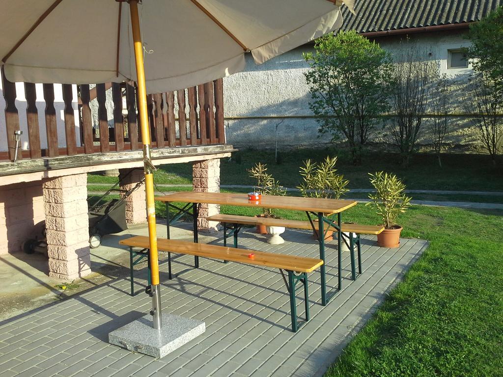 Utulny Privat Velky Meder Exterior foto