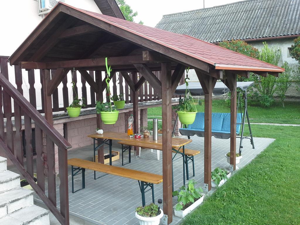 Utulny Privat Velky Meder Exterior foto